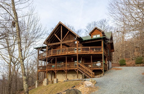 Seven Devils Cabin | 7 Bears Lodge- Stunning cabin in Seven Devils with epic game room, hot tub, fire pit!