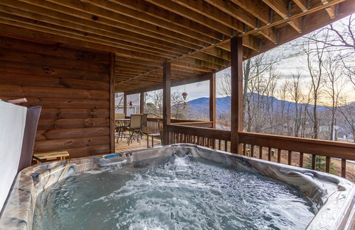 Seven Devils Cabin | 7 Bears Lodge- Stunning cabin in Seven Devils with epic game room, hot tub, fire pit!