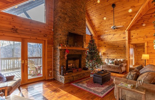 Seven Devils Cabin | 7 Bears Lodge- Stunning cabin in Seven Devils with epic game room, hot tub, fire pit!