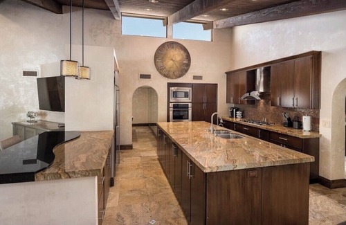 Sundown Manor House | 7 Bed/4.5 Bath - Luxury Estate - W/2 Guest Houses!