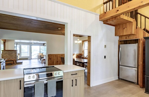 Muskoka Lakes Cottage | 7 bed 4 bath cottage with 300ft waterfront on Lake Rosseau