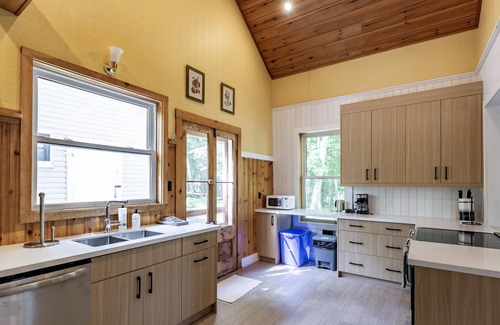 Muskoka Lakes Cottage | 7 bed 4 bath cottage with 300ft waterfront on Lake Rosseau