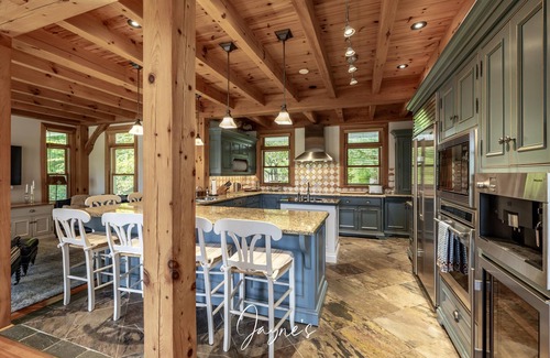 Seguin Cottage | 7 bed 7 bath cottage on Lake Joseph