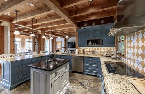 Seguin Cottage | 7 bed 7 bath cottage on Lake Joseph