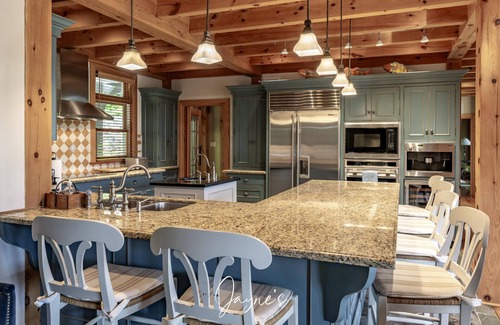 Seguin Cottage | 7 bed 7 bath cottage on Lake Joseph