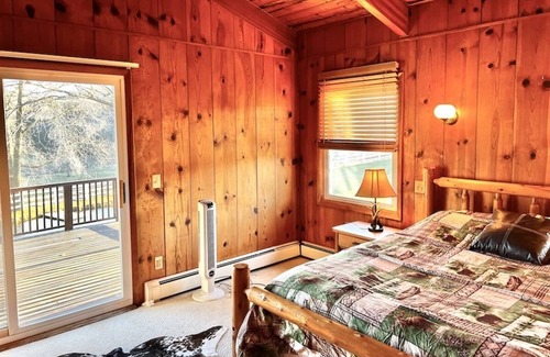 Decorah Cabin | 7 bedroom/3 bath Lodge on Canoe Creek in Decorah