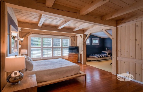 Collingwood Other | 7 bedroom, 4 bath Chalet in Collingwood, Saltwater Pool! 5 Min to Blue Mountain