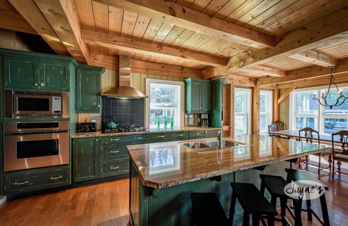 Collingwood Other | 7 bedroom, 4 bath Chalet in Collingwood, Saltwater Pool! 5 Min to Blue Mountain