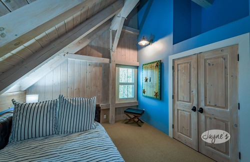 Collingwood Other | 7 bedroom, 4 bath Chalet in Collingwood, Saltwater Pool! 5 Min to Blue Mountain