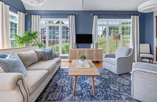 Weaverville Apartment | 7 Bedroom 683385 by Houzlet
