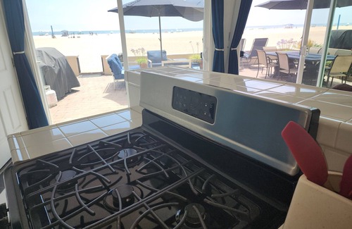 Santa Ana Heights House | 7-bedroom beachfront house in amazing Newport Beach