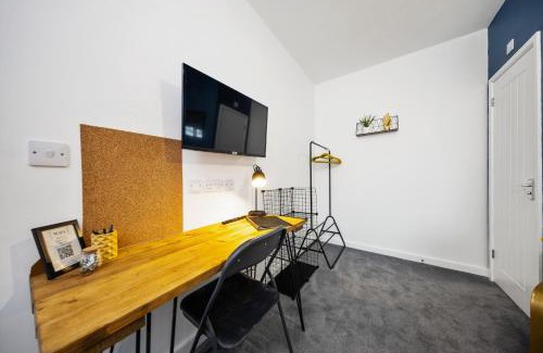 Coventry House | 7 bedroom house ENSUITE Rooms, fully equipped kitchen, free WIFI, TVs in all rooms CITY CENTRE CLOSE TO A46 Inspire Homes