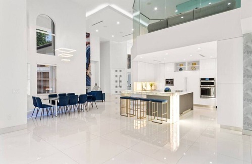 Davie Villa | 7 Bedroom Villa with Basketball Court/Lake, MORE