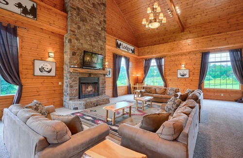 Rockbridge Cabin | 7 br pool lodge just 1 mile from Cantwell Cliffs!