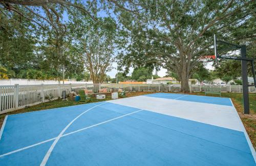 Seminole House | 7 Br Sleeps 22 Sport Court Heated Pool Putt Putt