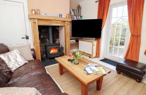 Bognor Regis Cottage | 7 COASTGUARD COTTAGES, family friendly, with a garden in Bognor Regis
