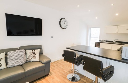 Rhyd-y-clafdy Apartment | 7 MARINA VIEW, pet friendly, country holiday cottage in Pwllheli