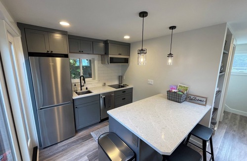 West Queen Anne Apartment | 7 min to downtown! Retreat for 2 on Queen Anne Hill w/Rooftop Deck & Ocean View.