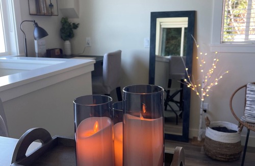 West Queen Anne Apartment | 7 min to downtown! Retreat for 2 on Queen Anne Hill w/Rooftop Deck & Ocean View.