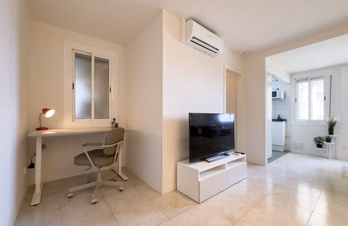 Poblenou House | 7 minutes to the beach! Newly renovated flat!