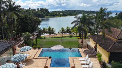 Ibiraci House | 7 QUARTOS, sendo 6 SUÍTES, PISCINA AQUECIDA borda infinita na REPRESA de DELFINÓPOLIS