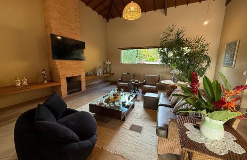 Ibiraci House | 7 QUARTOS, sendo 6 SUÍTES, PISCINA AQUECIDA borda infinita na REPRESA de DELFINÓPOLIS