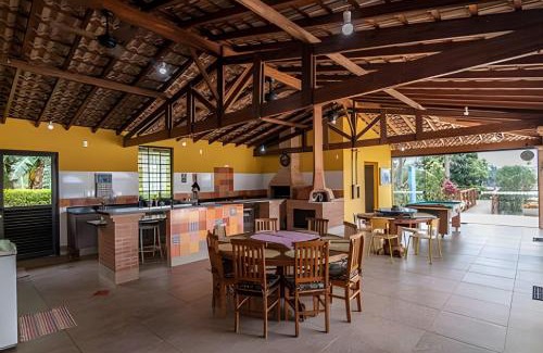 Ibiraci House | 7 QUARTOS, sendo 6 SUÍTES, PISCINA AQUECIDA borda infinita na REPRESA de DELFINÓPOLIS