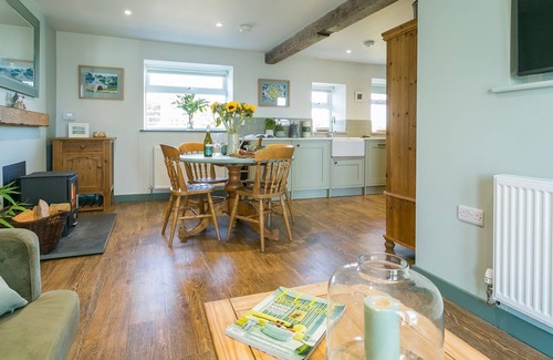 Moelfre Cottage | 7 Seaview - sleeps 4 guests in 2 bedrooms