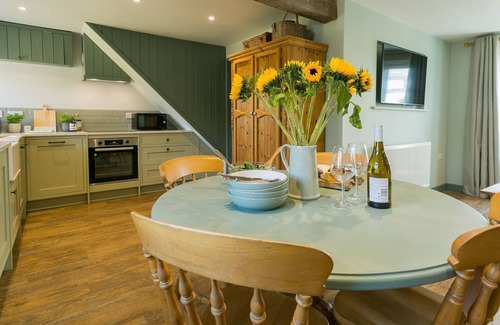 Moelfre Cottage | 7 Seaview - sleeps 4 guests in 2 bedrooms