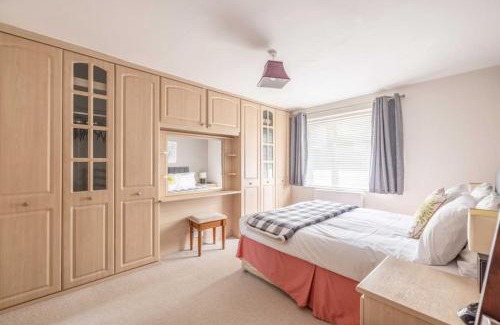 Windsor House | 7 Sleeper Cosy Home in Windsor Parking & Legoland
