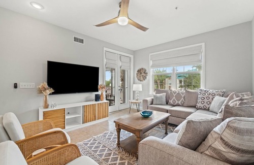 Santa Rosa Beach Condo | $70k Remodel 2022 with Entertainment Space - Pool - Bike to the Beach