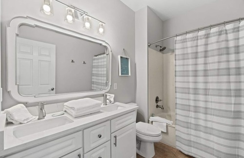 Santa Rosa Beach Condo | $70k Remodel 2022 with Entertainment Space - Pool - Bike to the Beach