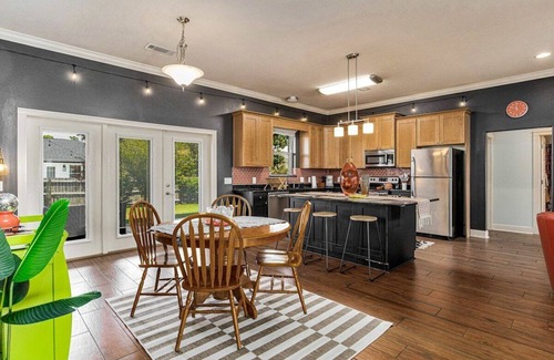 Gulf Breeze House | 70s Vibes - Pool, Hot Tub & Games! 15min to beach