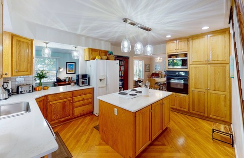 Lakeside Cottage | 720 Jamine Ave. Spacious Cottage in Quiet Area Near the Pool and Pickleball!
