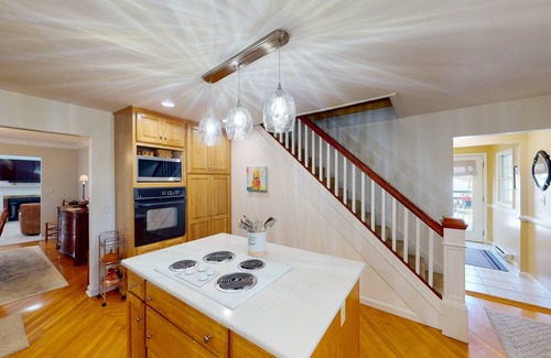 Lakeside Cottage | 720 Jamine Ave. Spacious Cottage in Quiet Area Near the Pool and Pickleball!