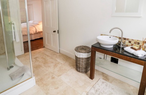 Malvern Cottage | 73 COWLEIGH ROAD, family friendly, with a garden in Malvern