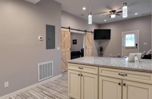 Maryville Apartment | 734 East Broadway, Unit 101