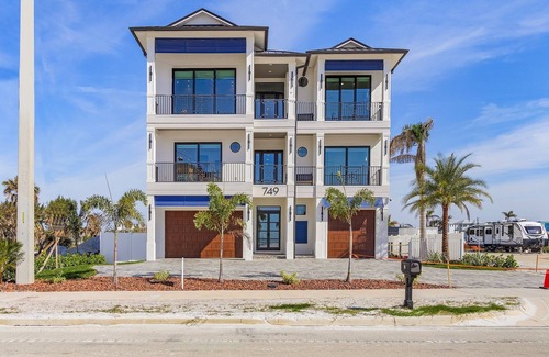 Fort Myers Beach House | 749 New Luxury 7BR Oasis w/Dock, Pool & Gulf Views – Sleeps 18