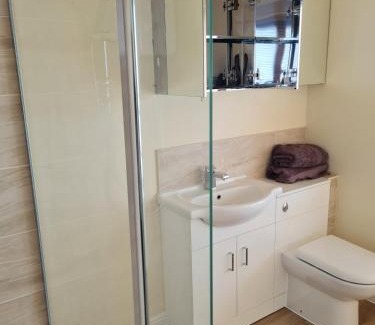 Sherborne St. John Apartment | 75 Park Prewett Dbl room with beautiful bathroom