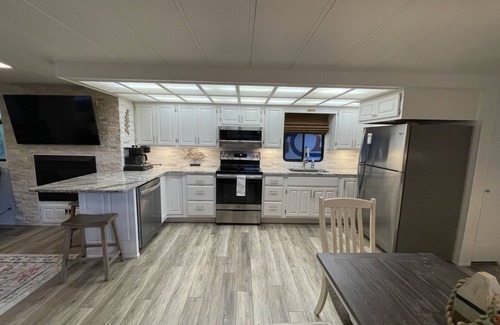 Downtown Knoxville Boat Rental | 76' gorgeous houseboat- freshly renovated! Boat must stay in slip Boat #3 of 3