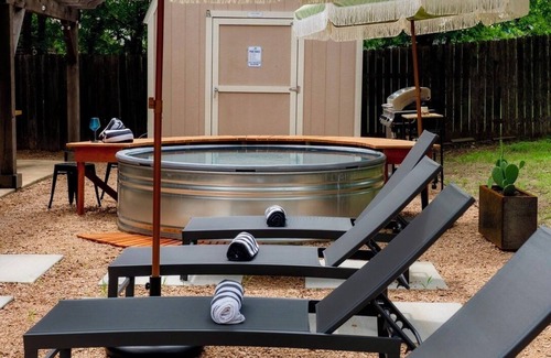 Sweetbriar House | 7BD Southwestern Retreat - Pool - Outdoor Dining - Gym - PingPong - 10 Min to DT