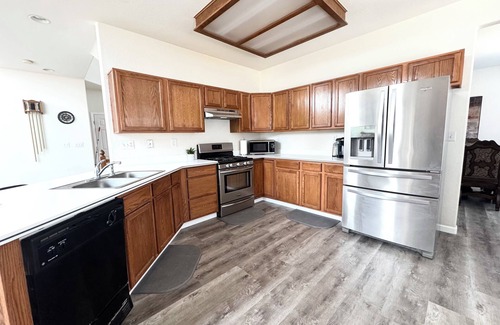 Northglenn House | 7Bedroom-5bath-Large Corner Lot, Near Scenic Trail/Easy Access to Downtown