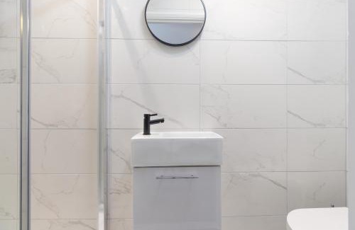 Coventry House | 7BR, 7 En-suite, Free Parking, WiFi , Sleeps 14