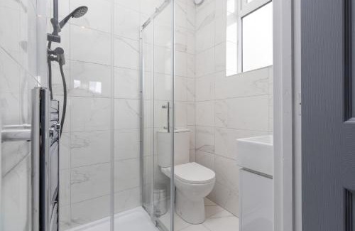Coventry House | 7BR, 7 En-suite, Free Parking, WiFi , Sleeps 14