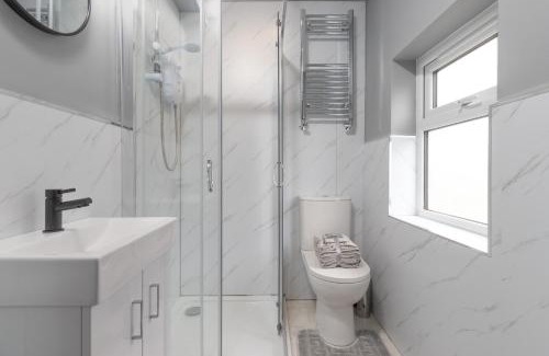 Coventry House | 7BR, 7 En-suite, Free Parking, WiFi , Sleeps 14