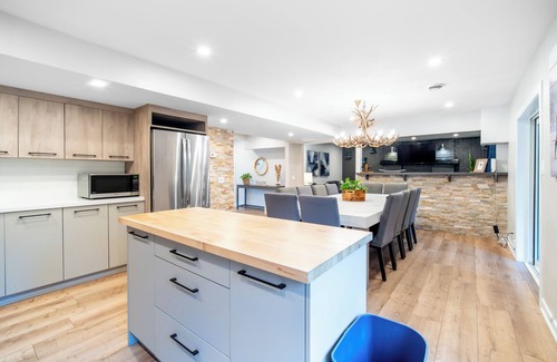 Collingwood Ski Chalet | 7BR Chalet w/Sauna&Hot Tub—2 Mins to Blue Mountain!