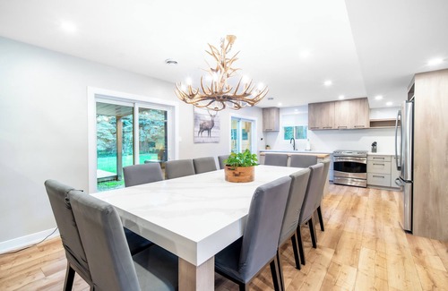 Collingwood Ski Chalet | 7BR Chalet w/Sauna&Hot Tub—2 Mins to Blue Mountain!