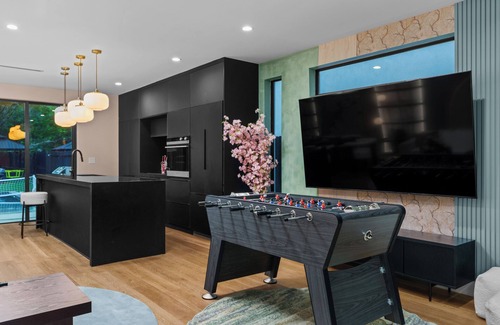 Buena Vista House | 7BR Design District Two Villas, Private Pool, Backyard, Outdoor Lounge & Dining