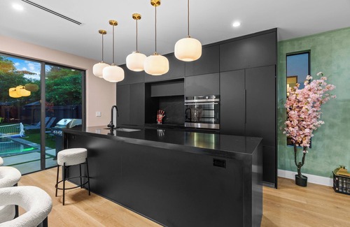 Buena Vista House | 7BR Design District Two Villas, Private Pool, Backyard, Outdoor Lounge & Dining