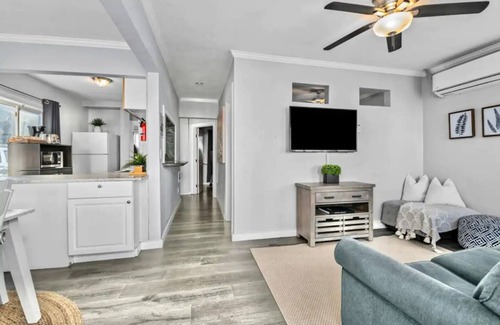 Mission Beach Apartment | 7BR Massive Beach Retreat Sleeps 26 Steps to Ocean